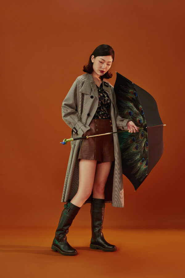 The colored enamel peacock long handle umbrella